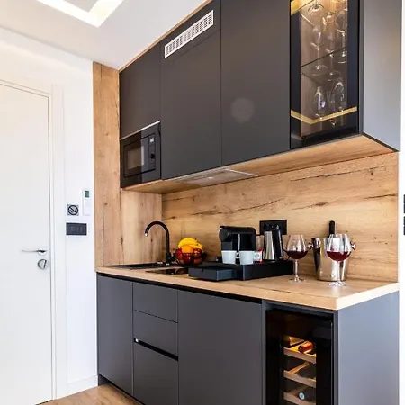 Sky - Free Parking Apartment